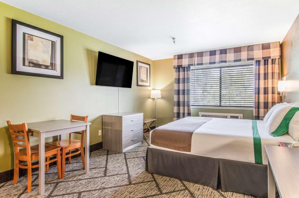 King Suite with Kitchenette - Non-Smoking interior